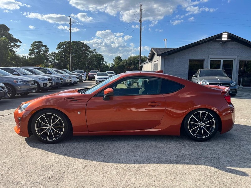 Toyota 86 Vehicle Full-screen Gallery Image 11