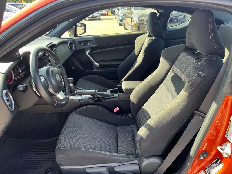 Toyota 86 Vehicle Full-screen Gallery Image 13