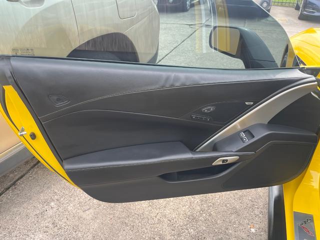 Chevrolet Corvette Stingray Vehicle Full-screen Gallery Image 13