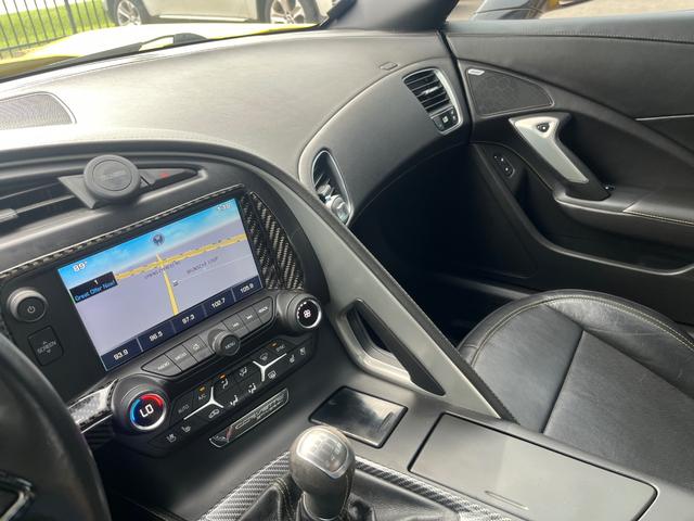 Chevrolet Corvette Stingray Vehicle Full-screen Gallery Image 16