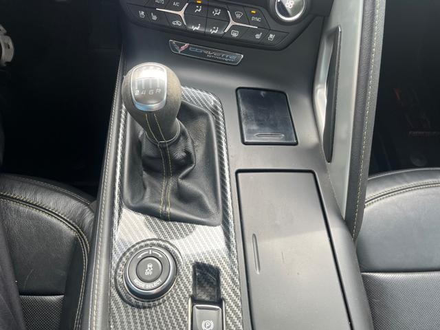 Chevrolet Corvette Stingray Vehicle Full-screen Gallery Image 17