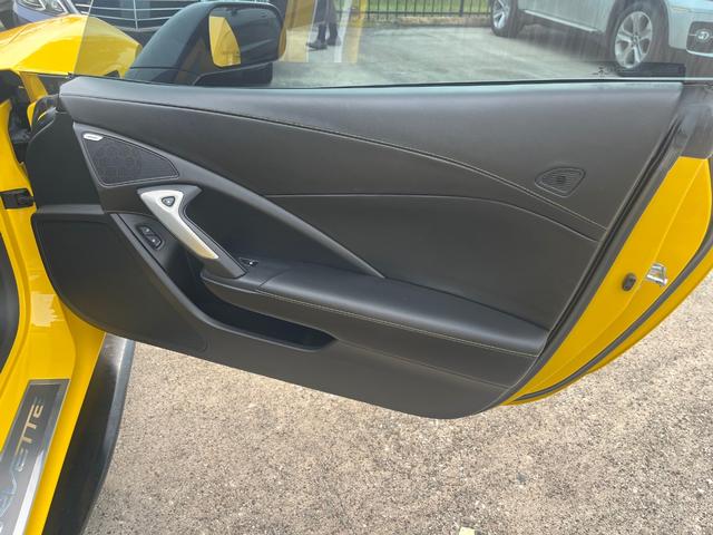 Chevrolet Corvette Stingray Vehicle Full-screen Gallery Image 24