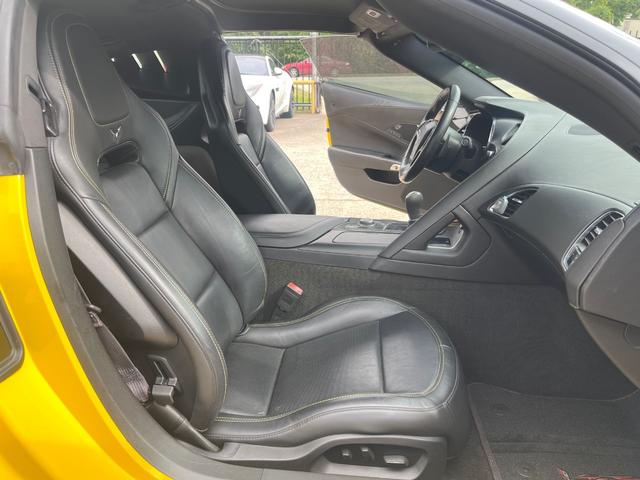 Chevrolet Corvette Stingray Vehicle Full-screen Gallery Image 25