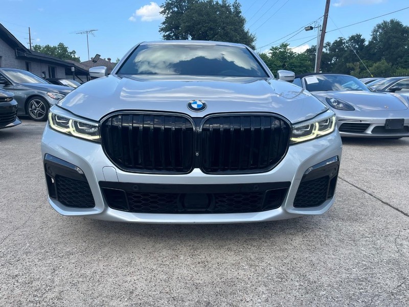 BMW 750i xDrive Vehicle Full-screen Gallery Image 02
