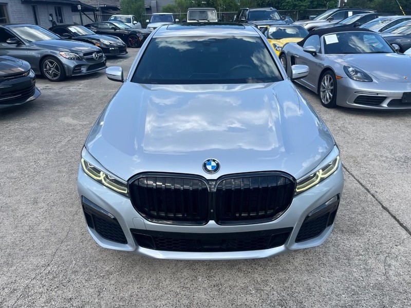 BMW 750i xDrive Vehicle Full-screen Gallery Image 03