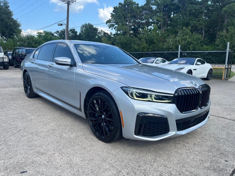 BMW 750i xDrive Vehicle Full-screen Gallery Image 04