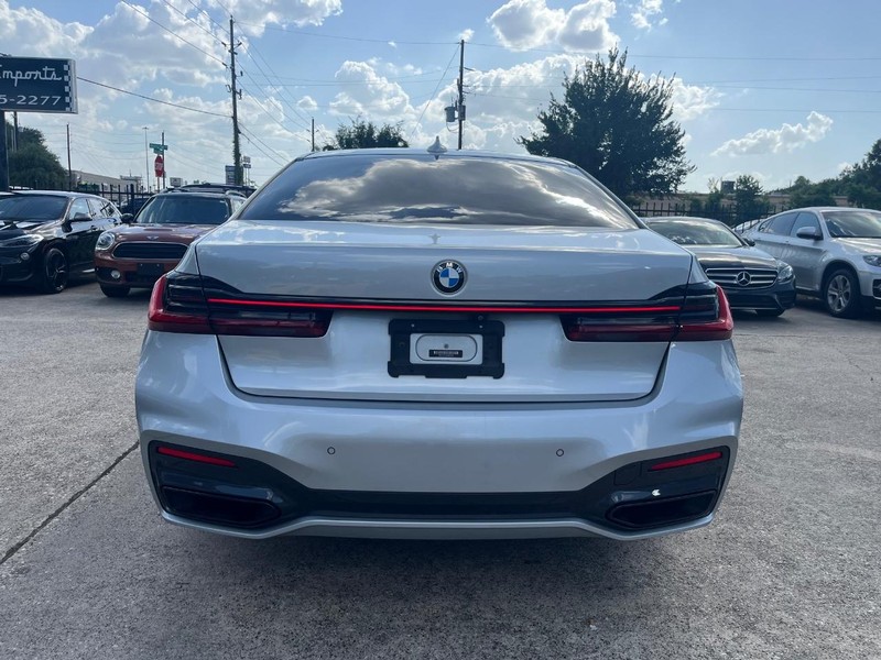 BMW 750i xDrive Vehicle Full-screen Gallery Image 07
