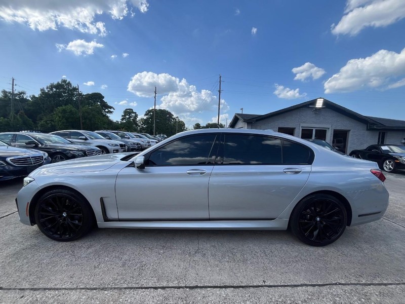 BMW 750i xDrive Vehicle Full-screen Gallery Image 09