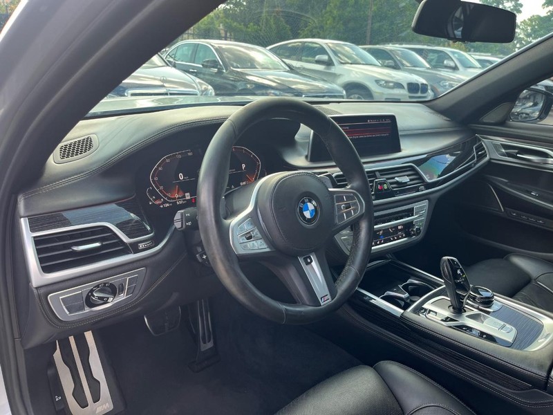 BMW 750i xDrive Vehicle Full-screen Gallery Image 10