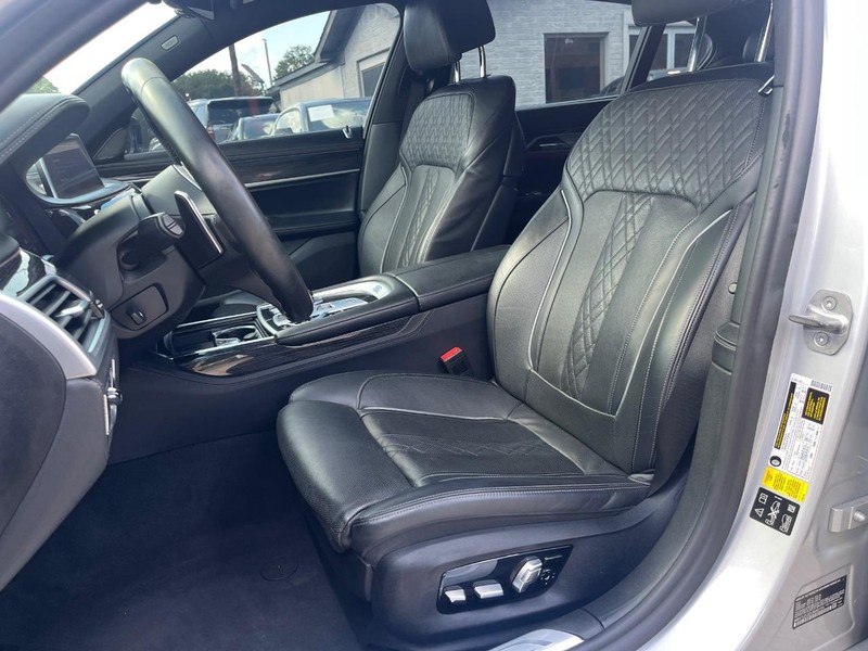 BMW 750i xDrive Vehicle Full-screen Gallery Image 11