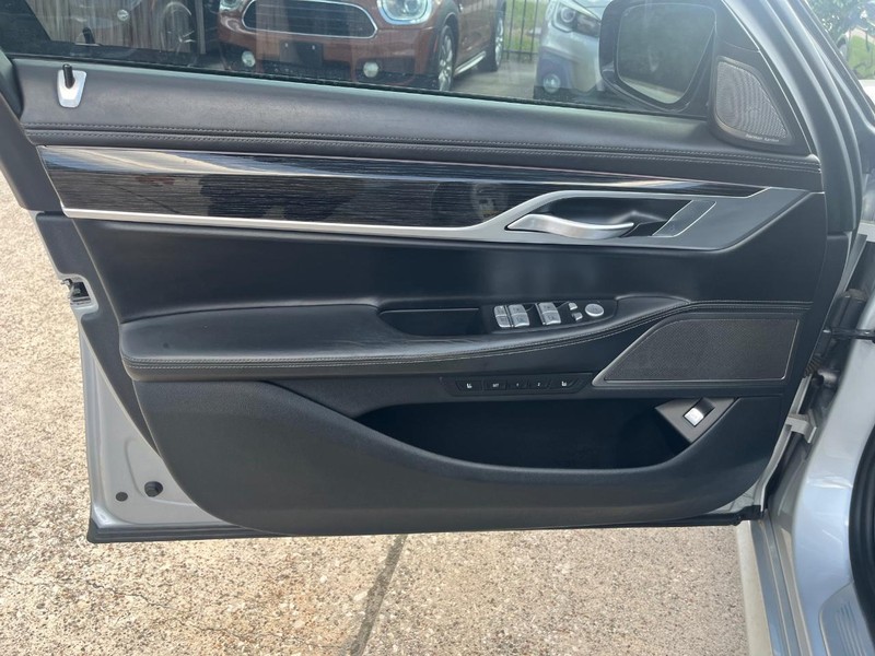 BMW 750i xDrive Vehicle Full-screen Gallery Image 12
