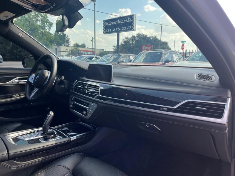 BMW 750i xDrive Vehicle Full-screen Gallery Image 13