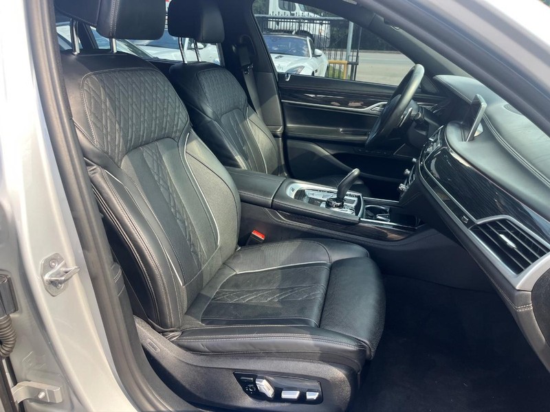 BMW 750i xDrive Vehicle Full-screen Gallery Image 14