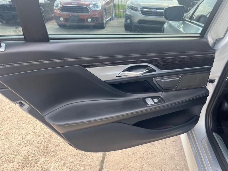 BMW 750i xDrive Vehicle Full-screen Gallery Image 16