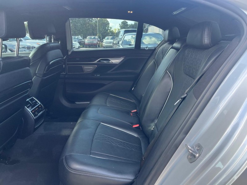 BMW 750i xDrive Vehicle Full-screen Gallery Image 17
