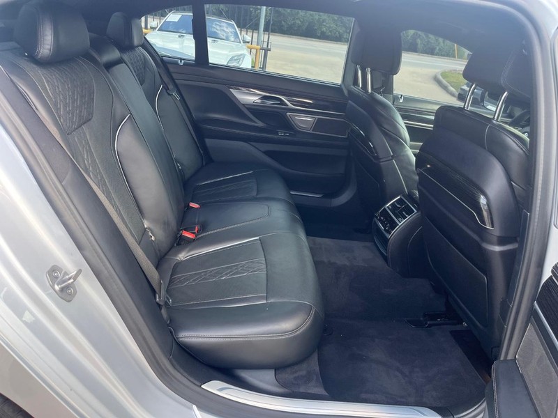 BMW 750i xDrive Vehicle Full-screen Gallery Image 18
