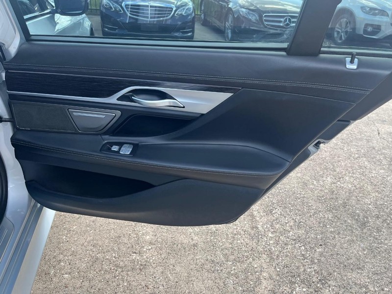 BMW 750i xDrive Vehicle Full-screen Gallery Image 19
