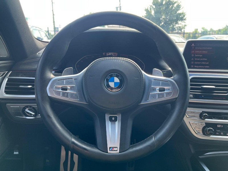BMW 750i xDrive Vehicle Full-screen Gallery Image 20