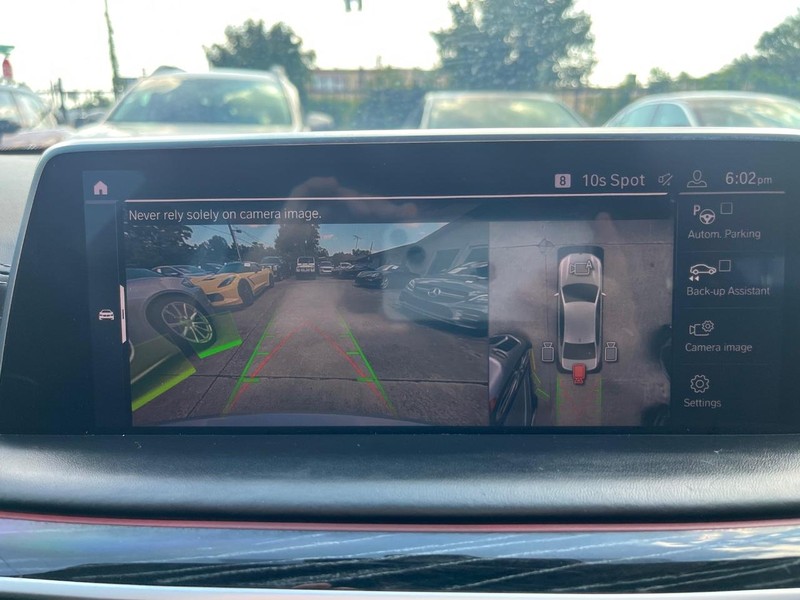 BMW 750i xDrive Vehicle Full-screen Gallery Image 22