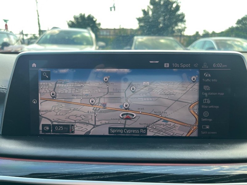 BMW 750i xDrive Vehicle Full-screen Gallery Image 23