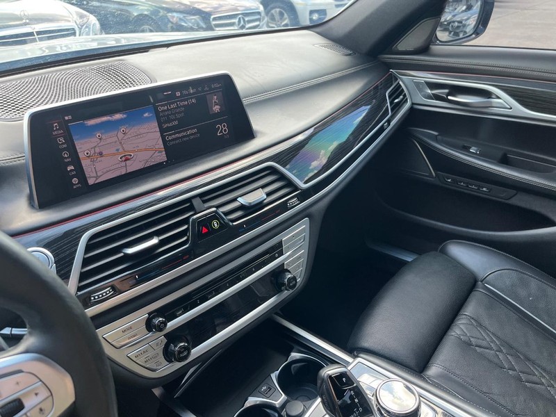 BMW 750i xDrive Vehicle Full-screen Gallery Image 24