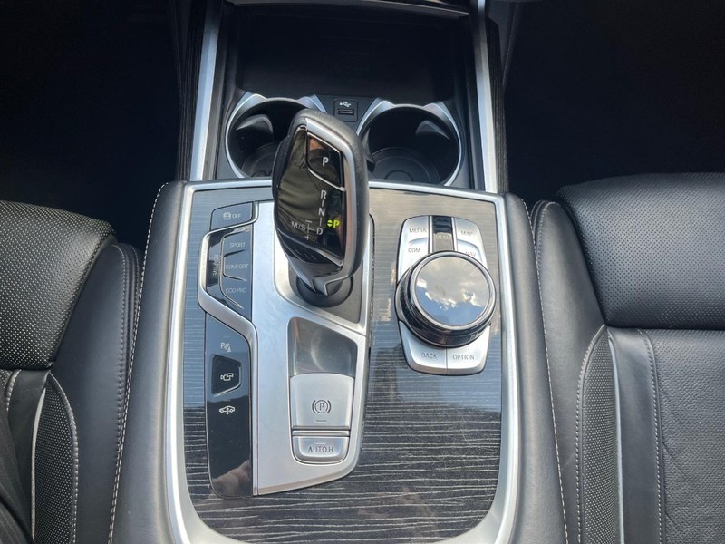 BMW 750i xDrive Vehicle Full-screen Gallery Image 25
