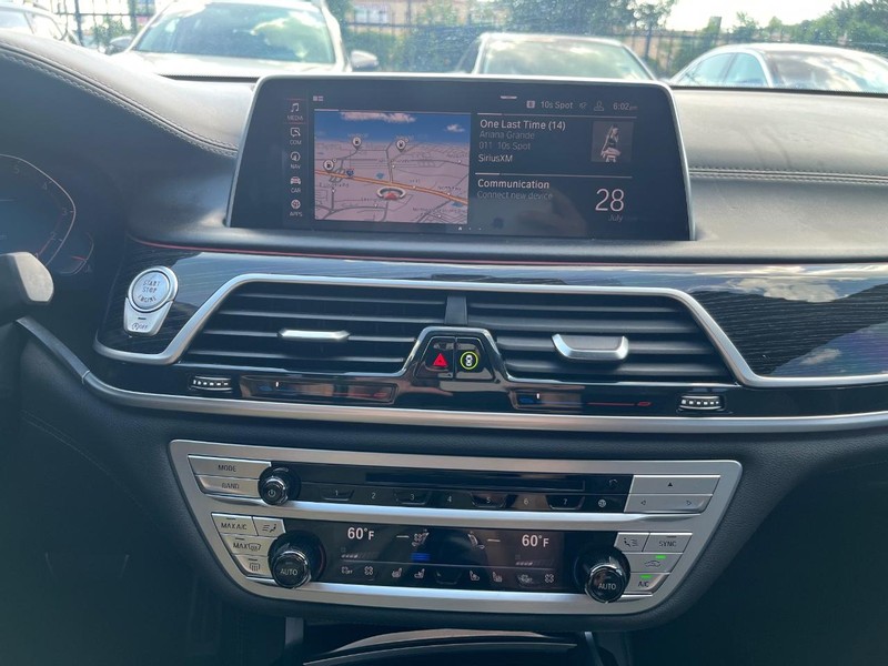 BMW 750i xDrive Vehicle Full-screen Gallery Image 26