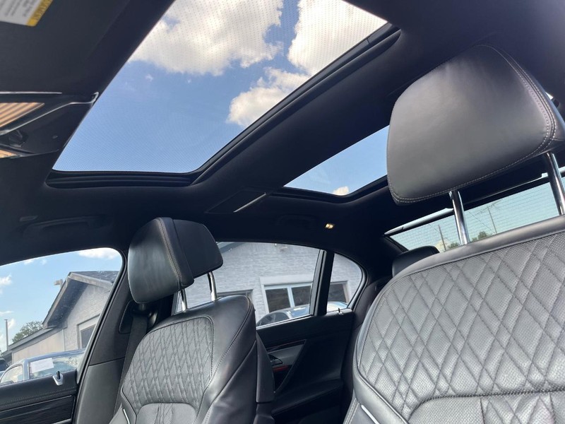 BMW 750i xDrive Vehicle Full-screen Gallery Image 27
