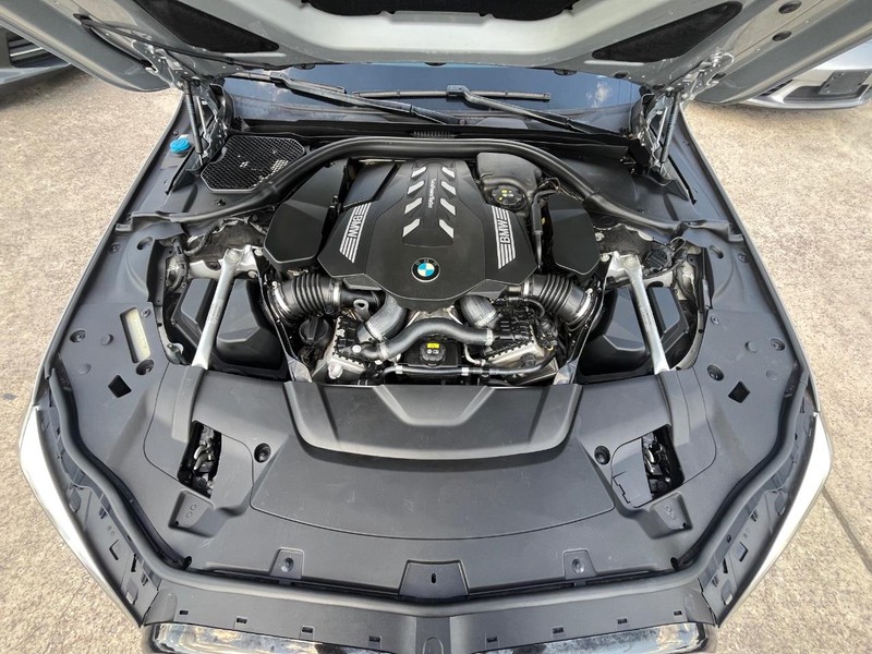 BMW 750i xDrive Vehicle Full-screen Gallery Image 28