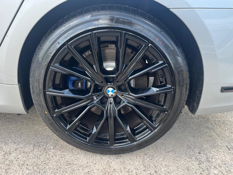 BMW 750i xDrive Vehicle Full-screen Gallery Image 29