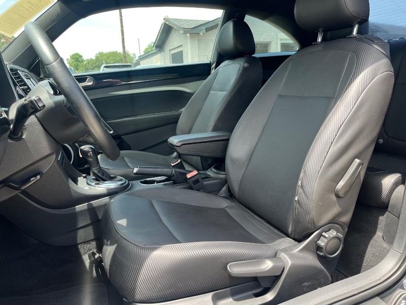 Volkswagen Beetle Vehicle Full-screen Gallery Image 11