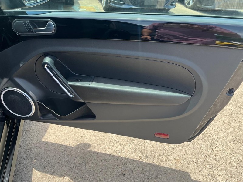 Volkswagen Beetle Vehicle Full-screen Gallery Image 13