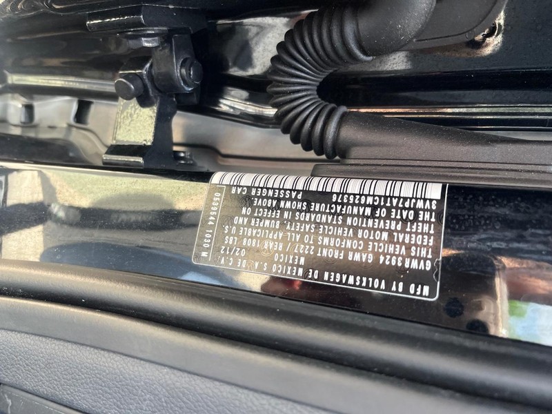 Volkswagen Beetle Vehicle Full-screen Gallery Image 25