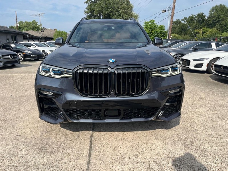 BMW X7 Vehicle Full-screen Gallery Image 02