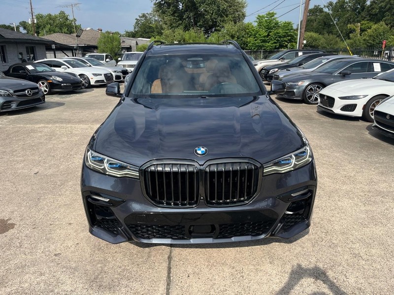 BMW X7 Vehicle Full-screen Gallery Image 03