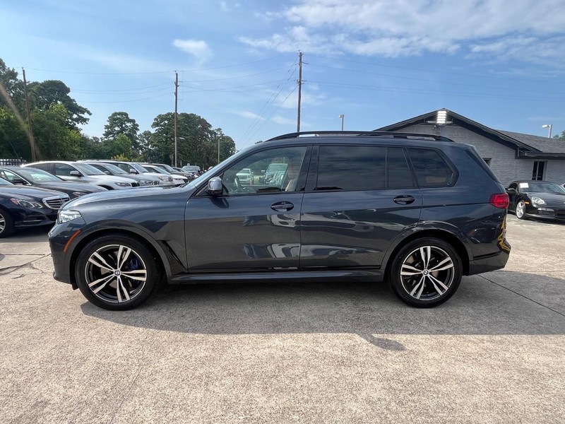 BMW X7 Vehicle Full-screen Gallery Image 09