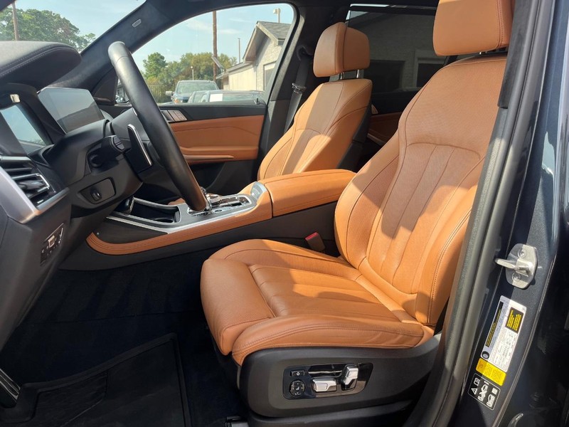 BMW X7 Vehicle Full-screen Gallery Image 11