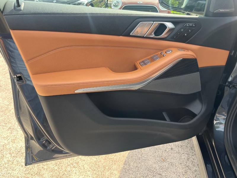 BMW X7 Vehicle Full-screen Gallery Image 12