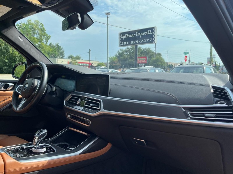 BMW X7 Vehicle Full-screen Gallery Image 13
