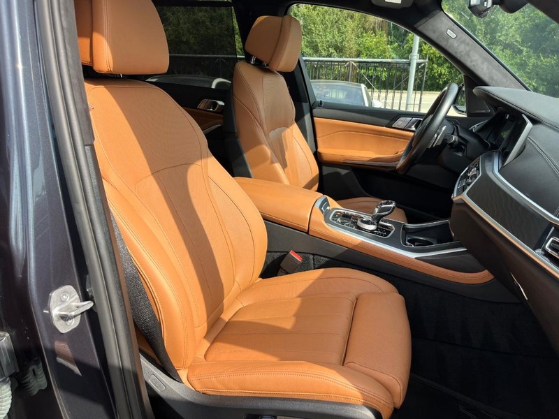 BMW X7 Vehicle Full-screen Gallery Image 14