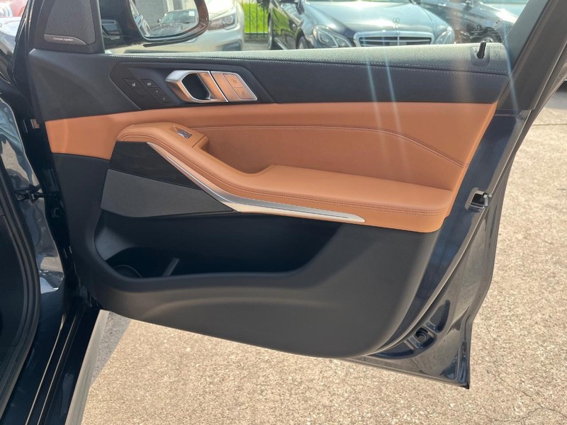 BMW X7 Vehicle Full-screen Gallery Image 15