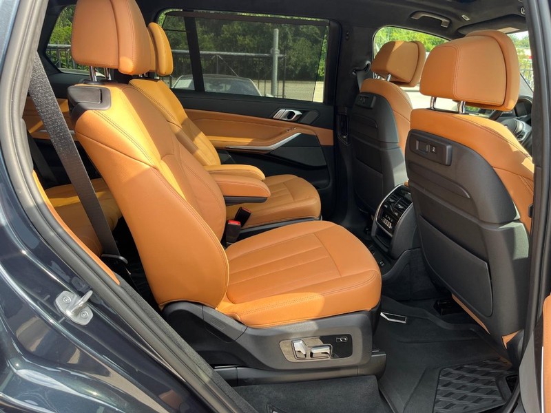 BMW X7 Vehicle Full-screen Gallery Image 16