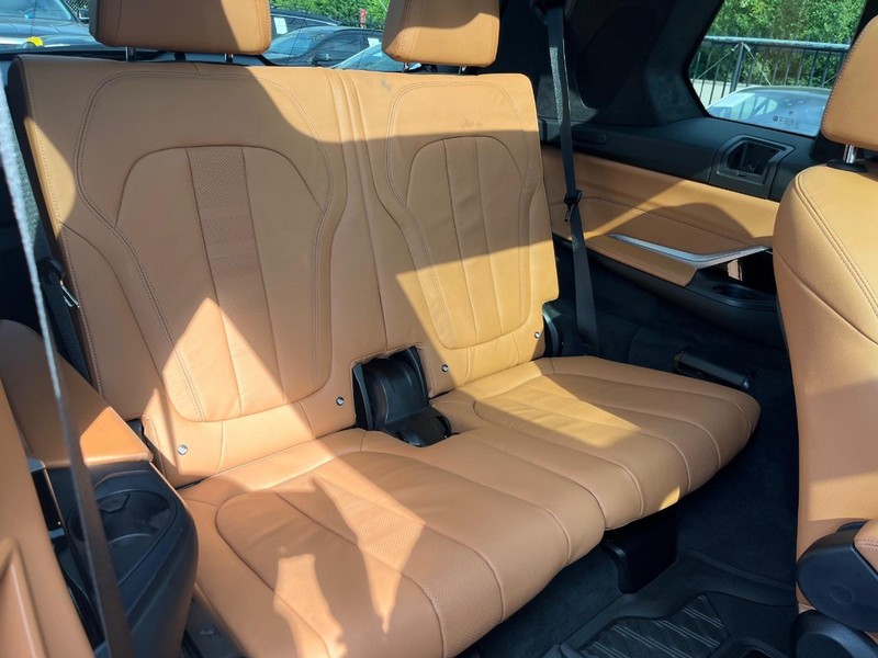 BMW X7 Vehicle Full-screen Gallery Image 17