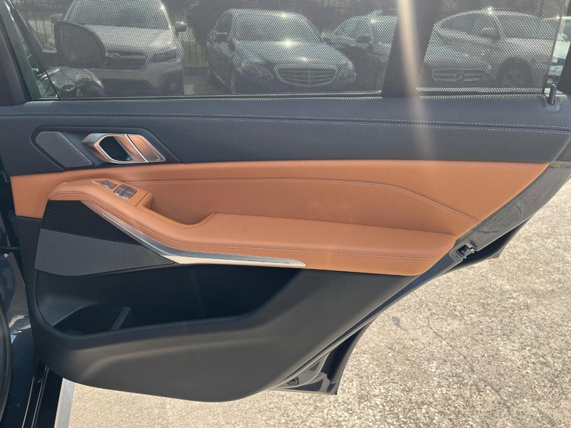 BMW X7 Vehicle Full-screen Gallery Image 18