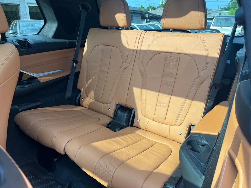 BMW X7 Vehicle Full-screen Gallery Image 20