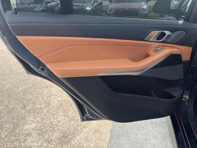BMW X7 Vehicle Full-screen Gallery Image 21