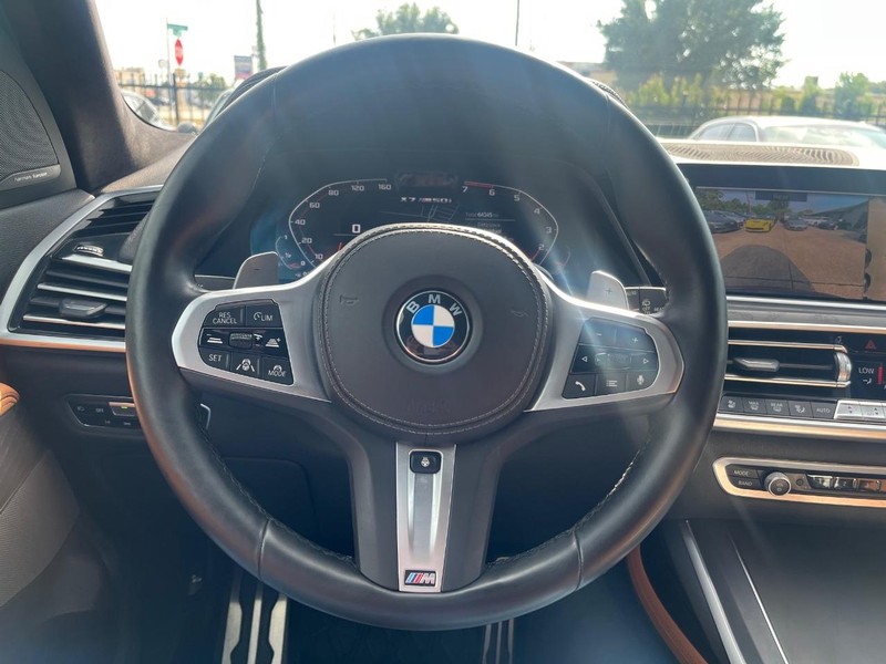 BMW X7 Vehicle Full-screen Gallery Image 22