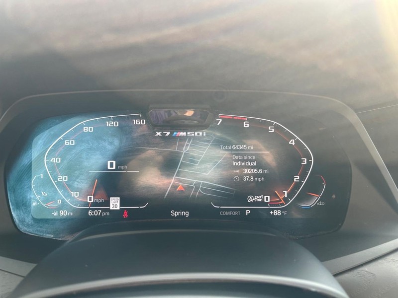 BMW X7 Vehicle Full-screen Gallery Image 23