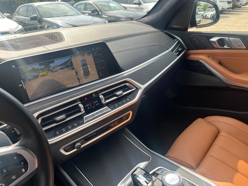 BMW X7 Vehicle Full-screen Gallery Image 26