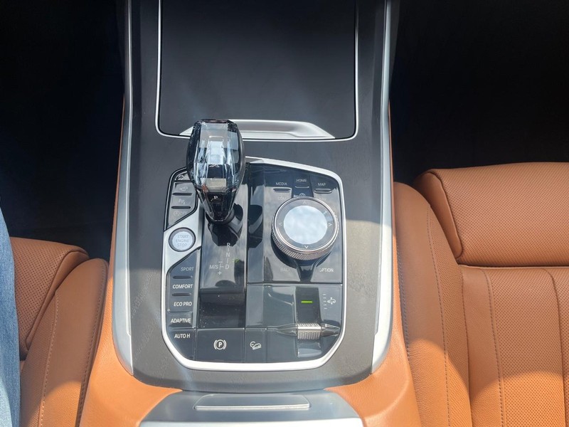 BMW X7 Vehicle Full-screen Gallery Image 27